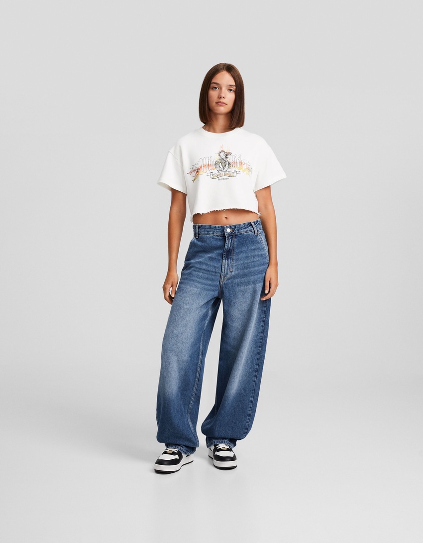 calça jeans estilo skater com efeito desbotado