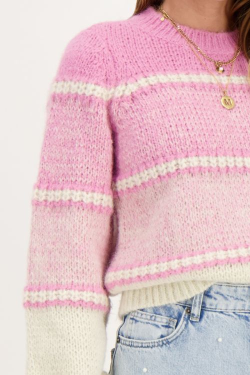 Roze gebreide trui met strepen