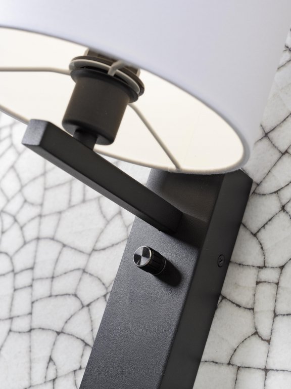 It's about Romi Florence wandlamp met plank zwart