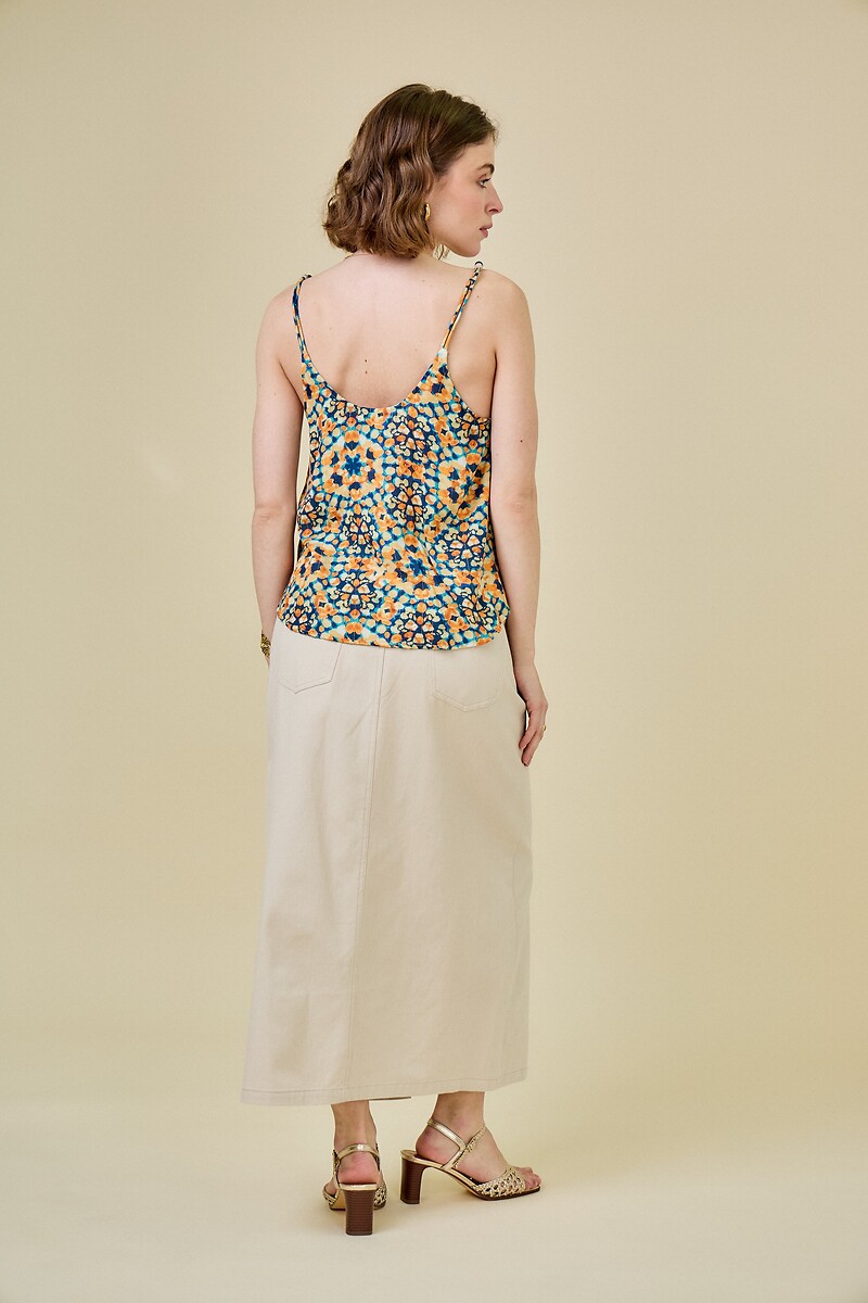 ATÉ BREVE<br>Blusa com estampa floral, decote redondo e alças finas