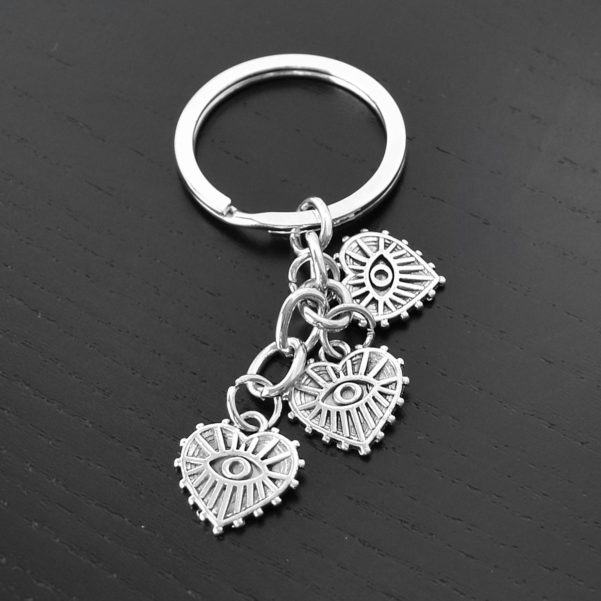 Porte-clés 3 pendentifs oeil dans un coeur argenté