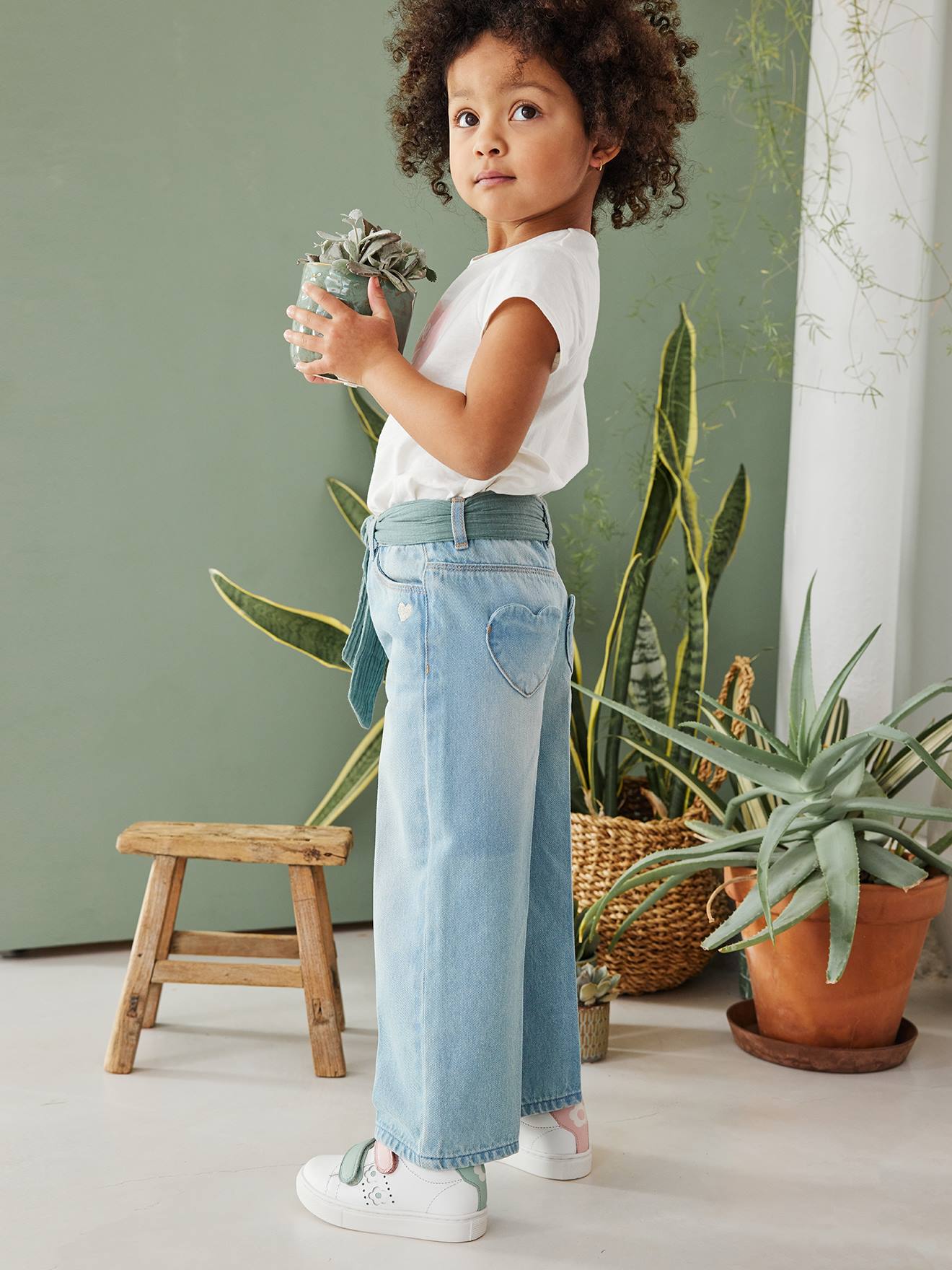 Tênis de couro branco com fecho de velcro para meninas
