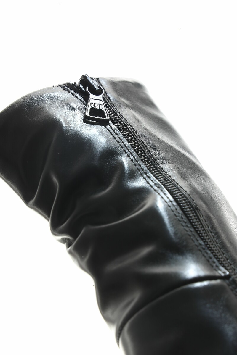 MJUS<br>Botas de cano curto em couro plissado com bico fino
