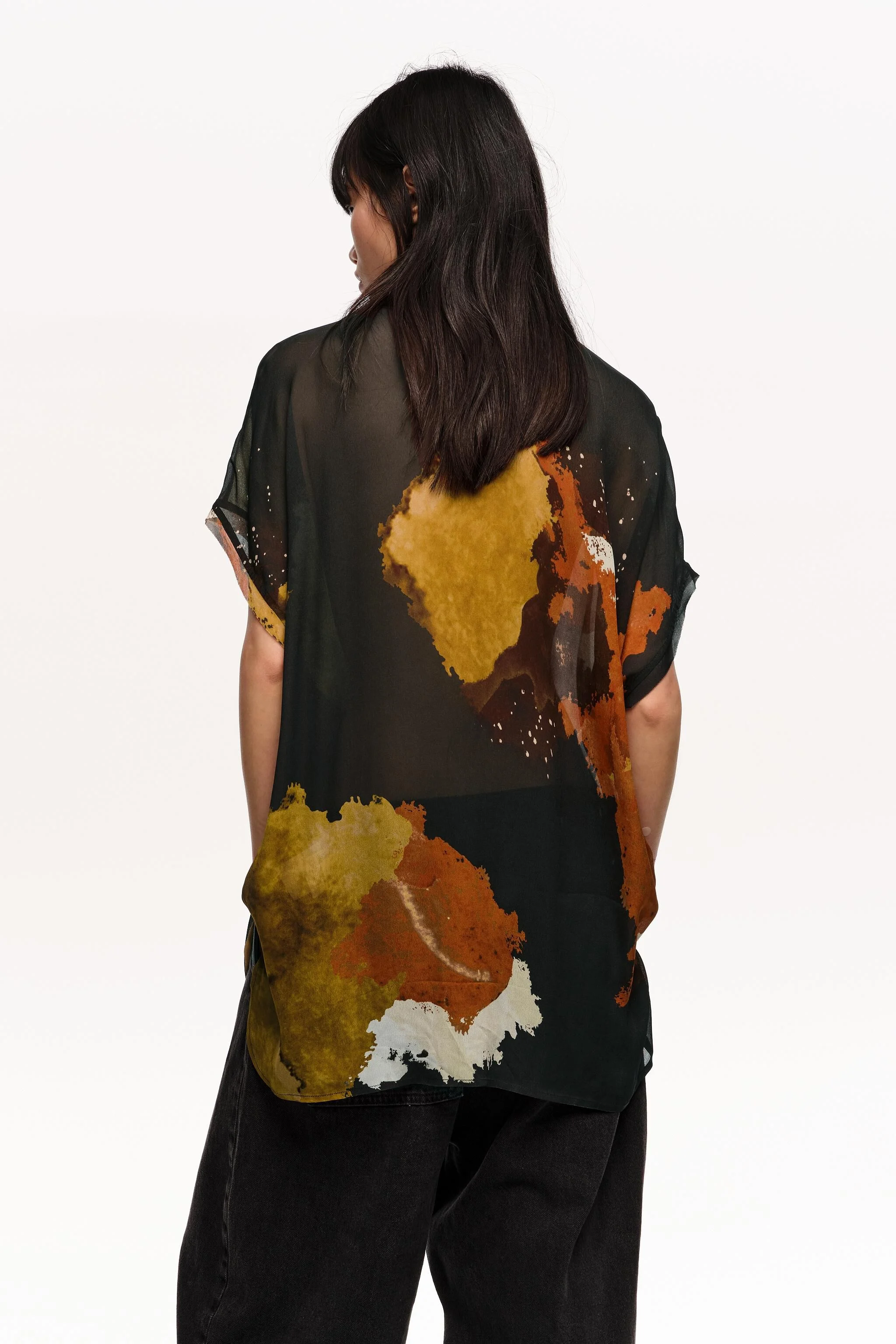 Camisa preta fosca com mangas esvoaçantes