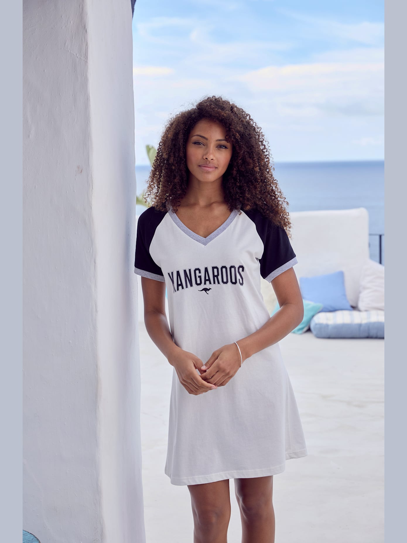 T-shirt de nuit court au style universitaire