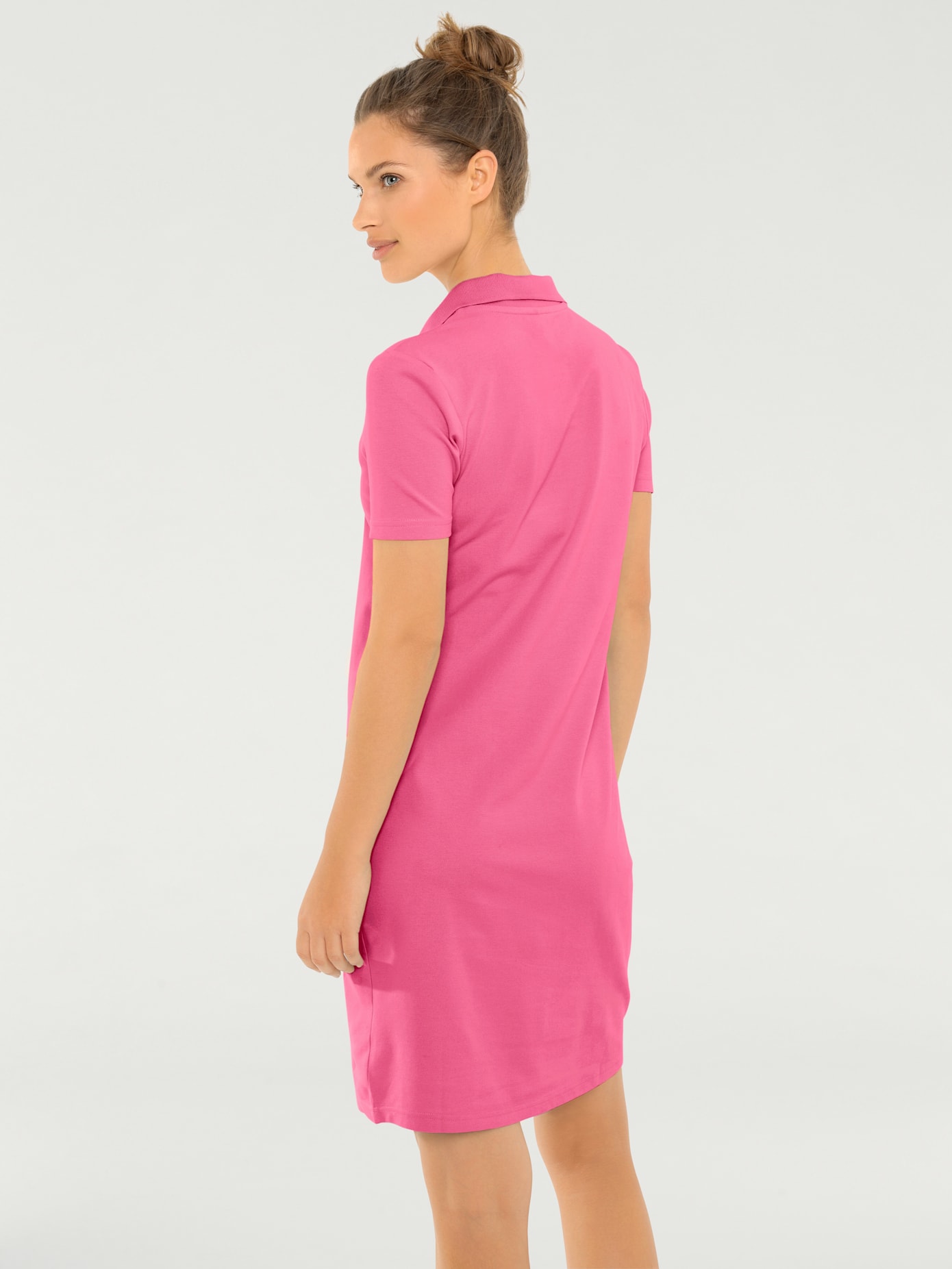 Robe longueur au-dessus du genou, style polo