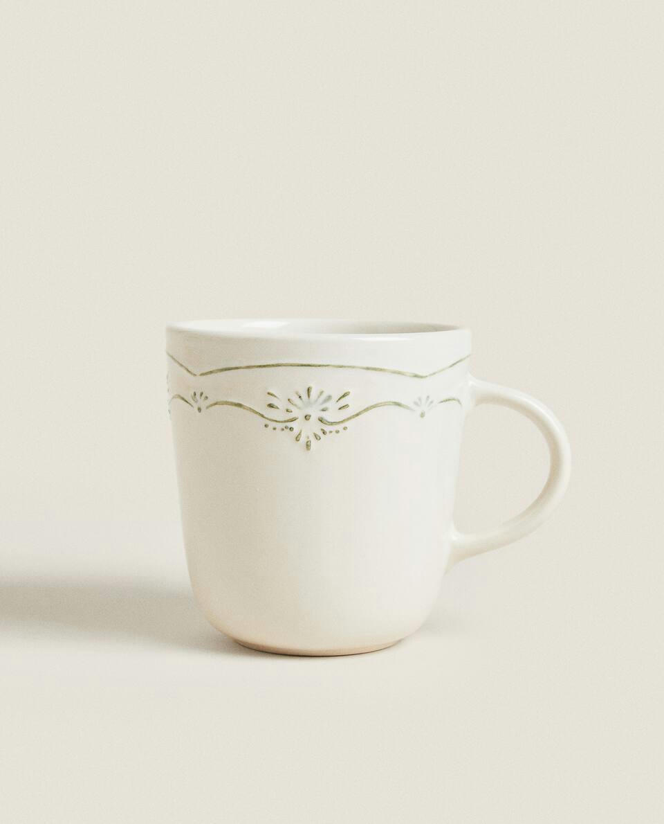 Caneca de barro com desenho natalino em relevo
