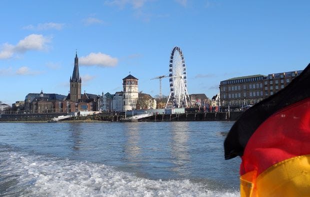 Motorboot fahren in Düsseldorf bei mydays als Geschenkidee