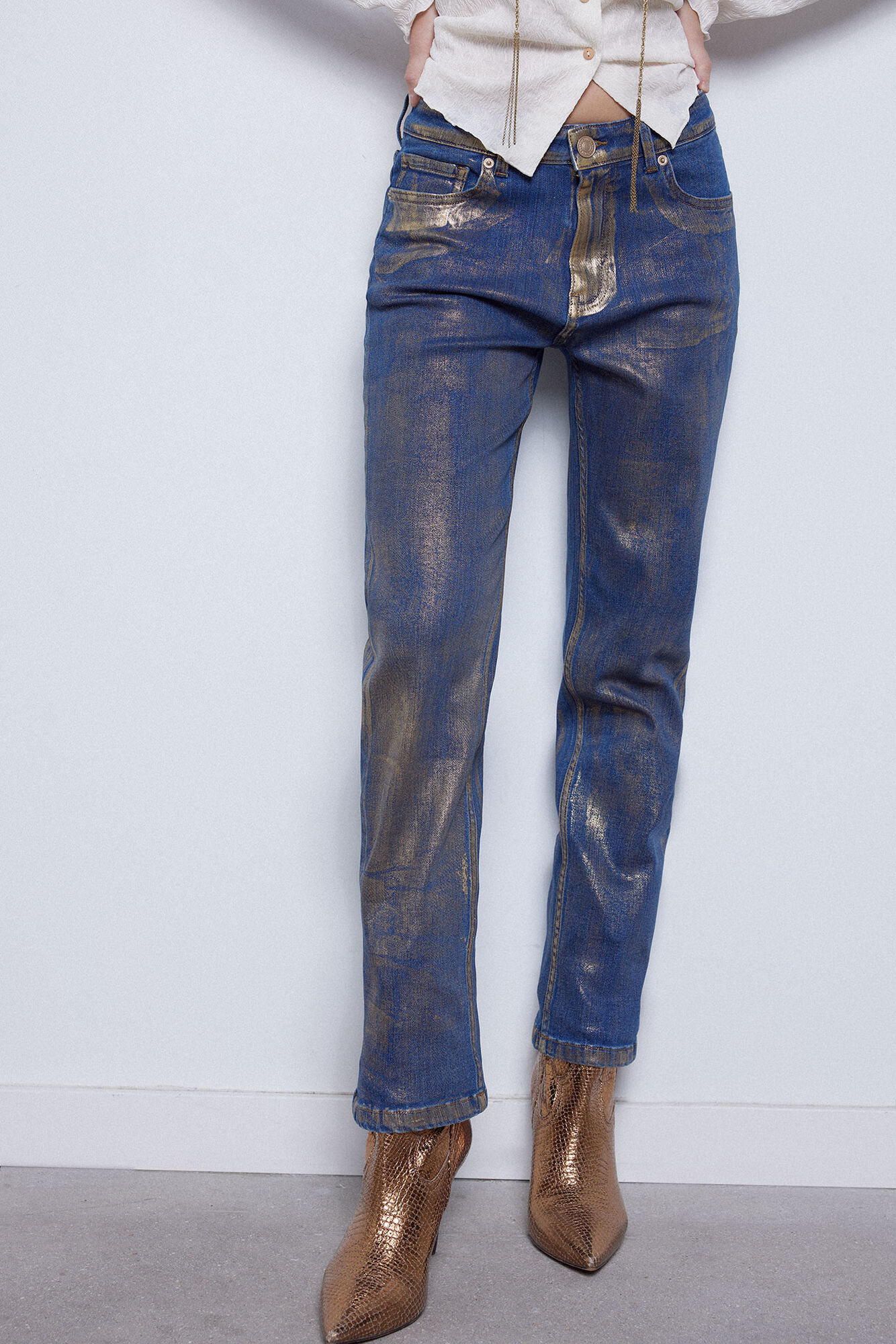 calça jeans reta metalizada