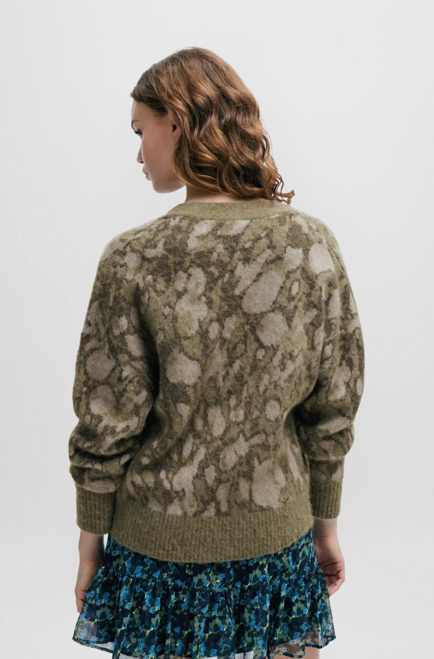 Cardigã BOSS laranja, modelagem oversized e estampa exclusiva.