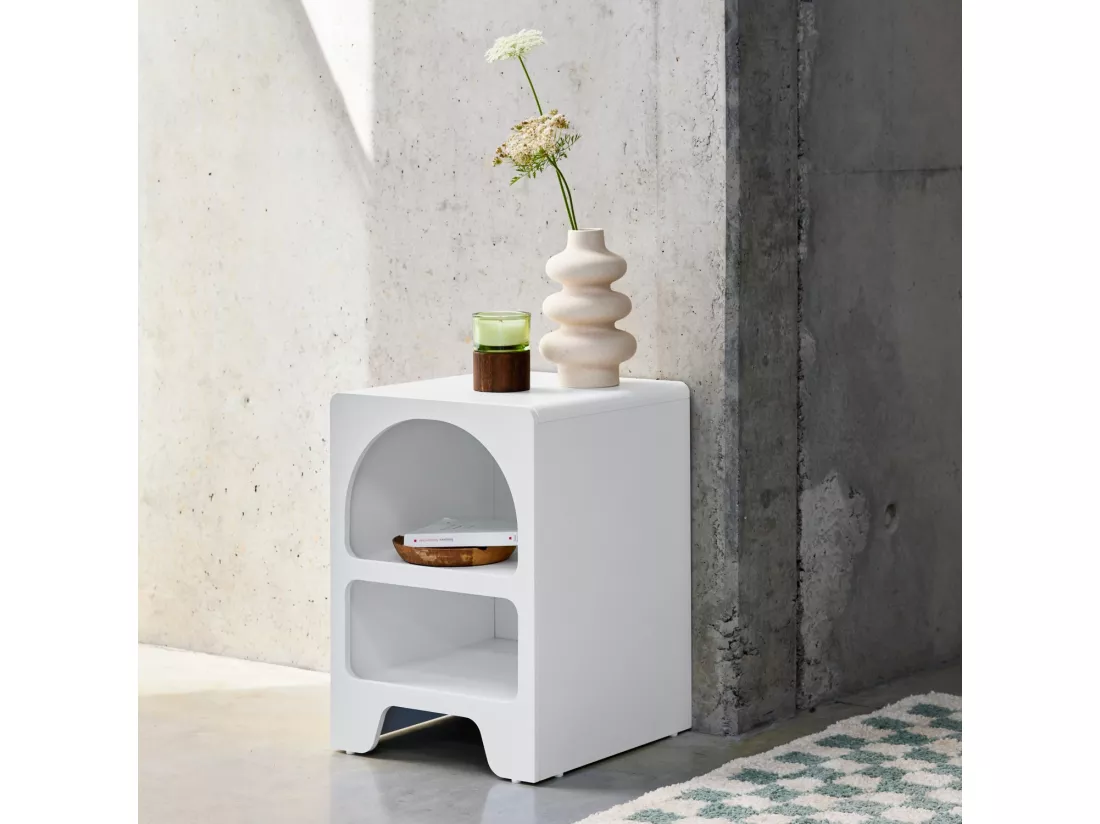 Table de chevet organique effet bois blanc. plusieurs niches 2 compartiments de rangement
