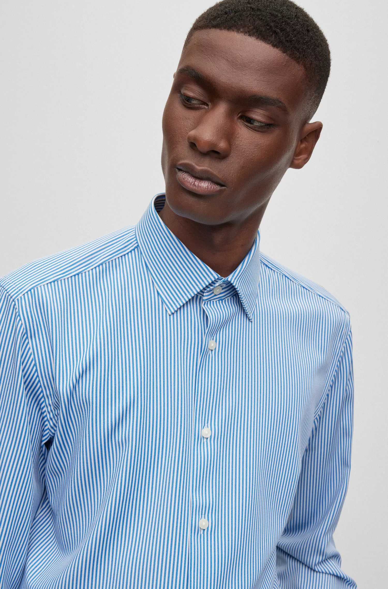 Camisa BOSS preta de corte slim em tecido elástico de alta performance com listras.