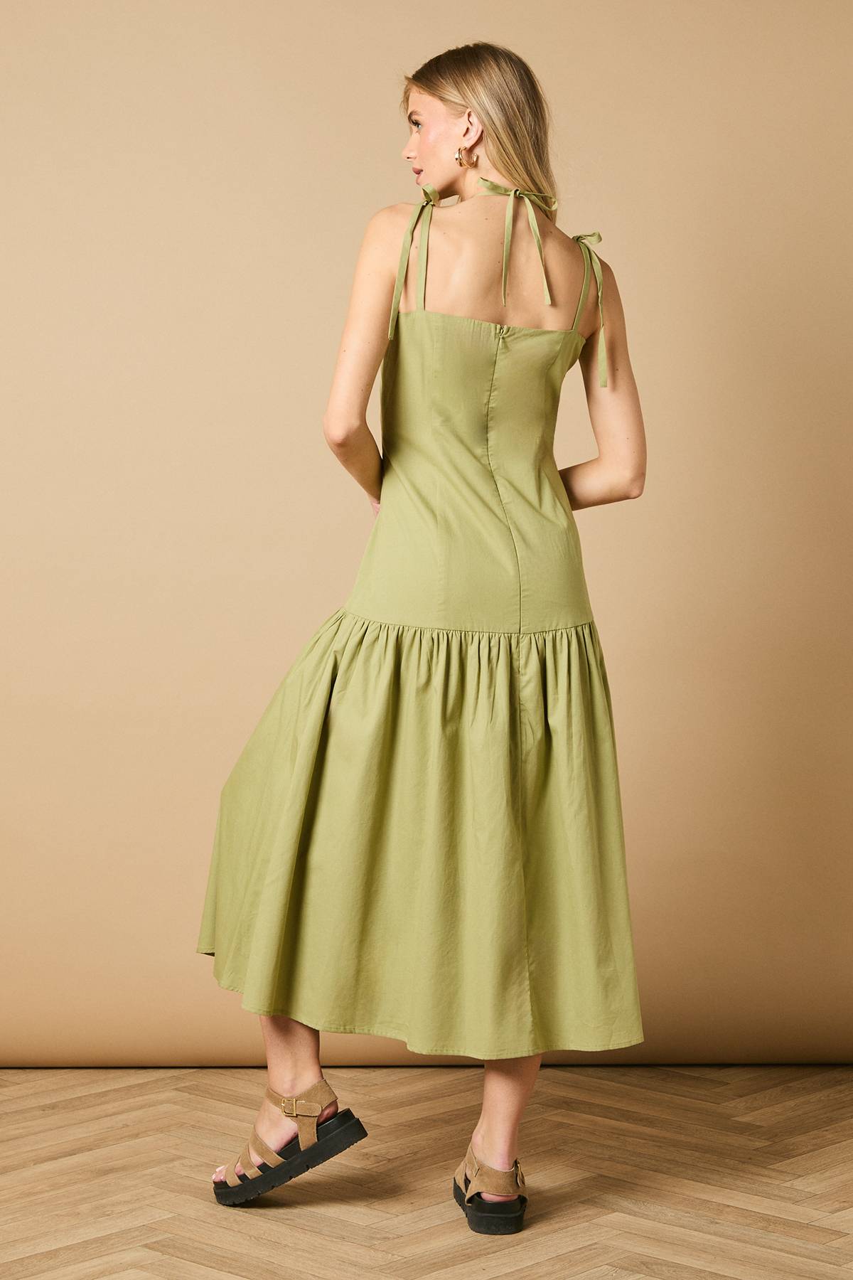 Oasis Robe Midaxi à Détail Bustier et Col Licou avec Ourlet Asymétrique