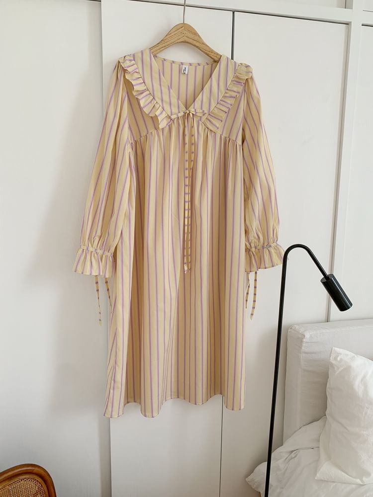 Tanee - Midi-pyjamajurk met pofmouwen, strepen en rucheskraag / overhemd met knopen / broek / set
