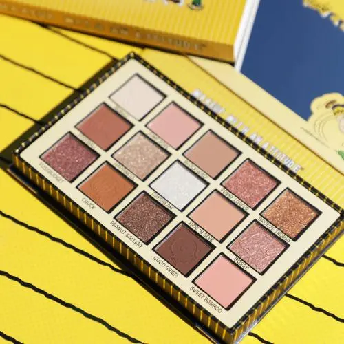 x Peanuts Shades of Peanuts Eyeshadow Palette Warm-Toned