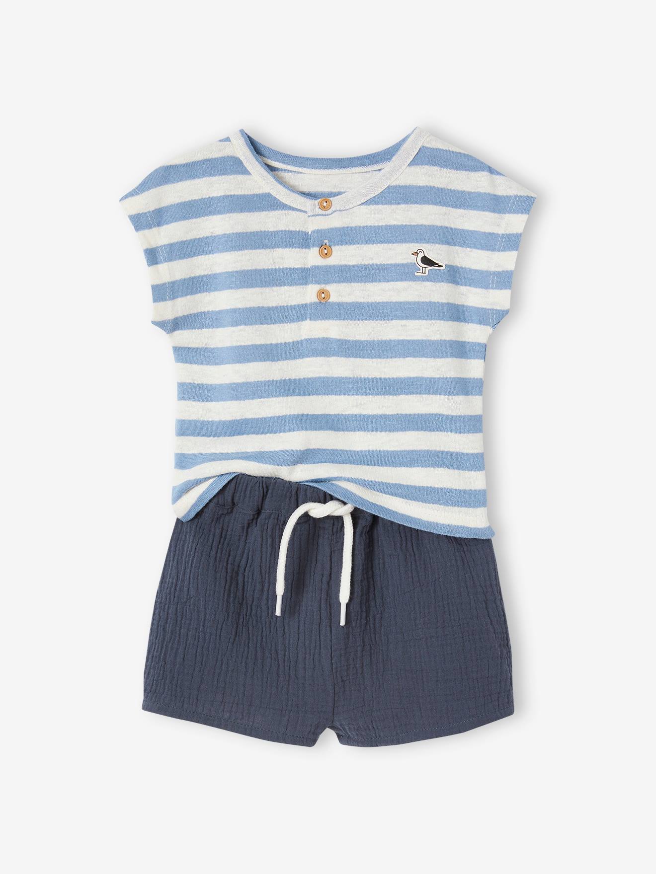 Roupa de bebê: camiseta listrada e shorts azul-claro liso.