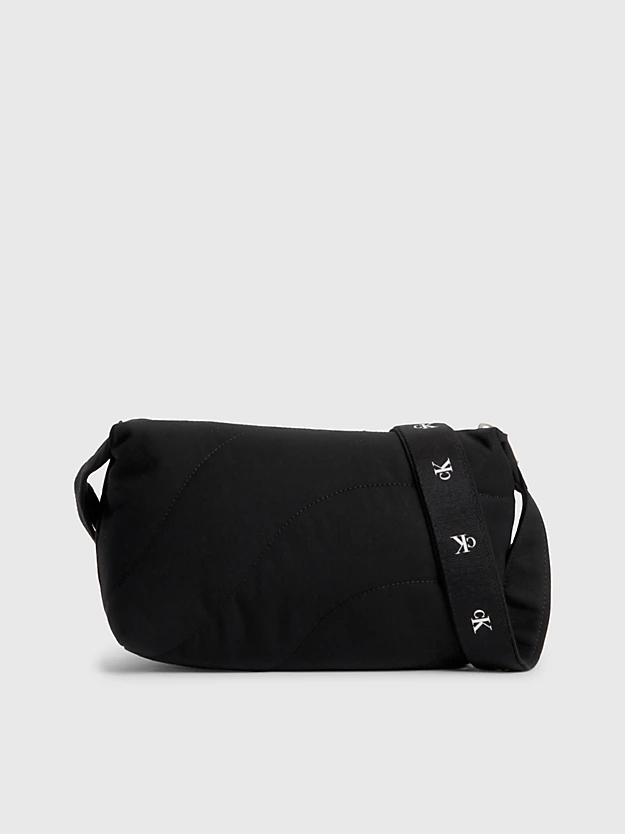 Bolsa de ombro feita de tecido reciclado