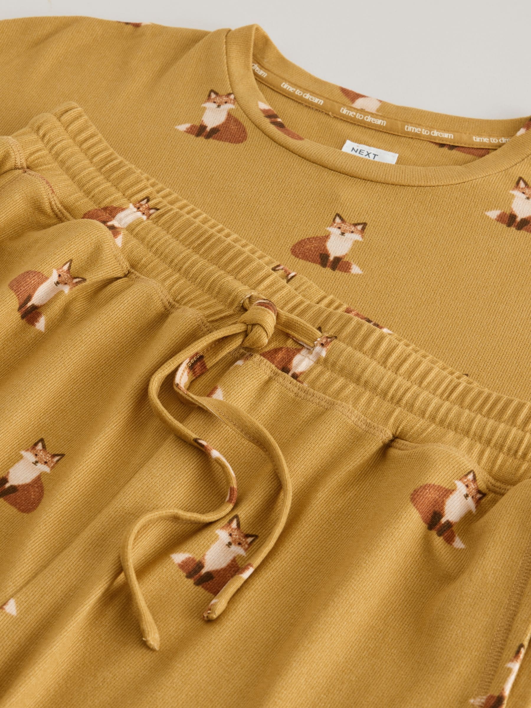 Okergeel met vos - Behaaglijke pyjama met lange mouwen