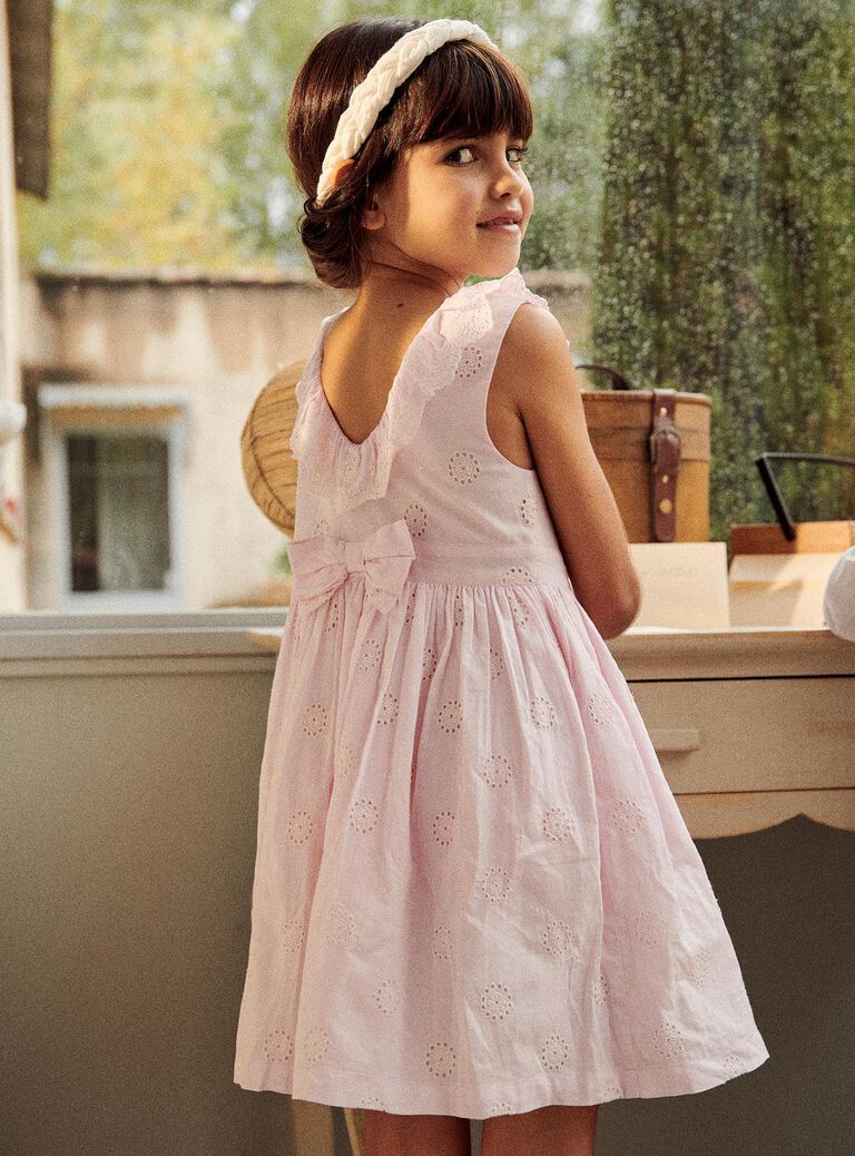 Robe rose à broderies fleuries