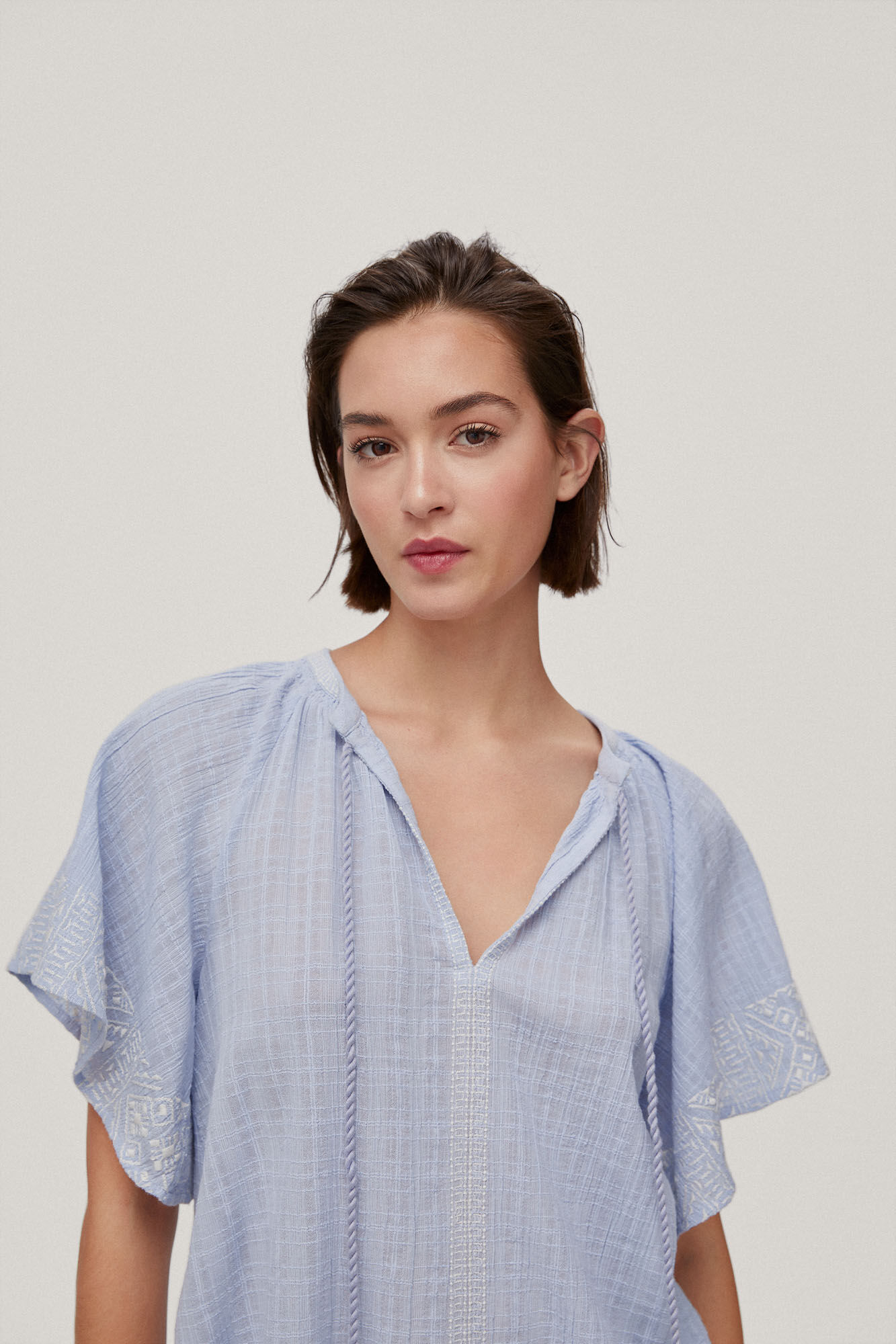 Blusa fluida bordada - Azul