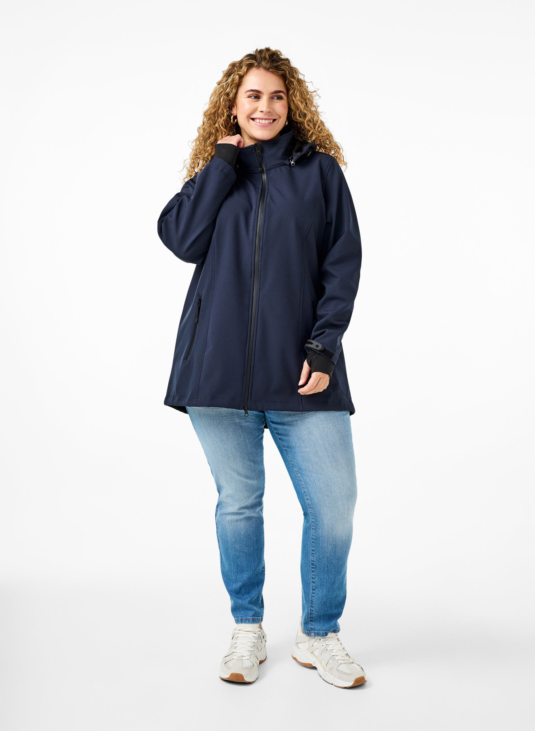 Kort softshell jakke med aftagelig hætte