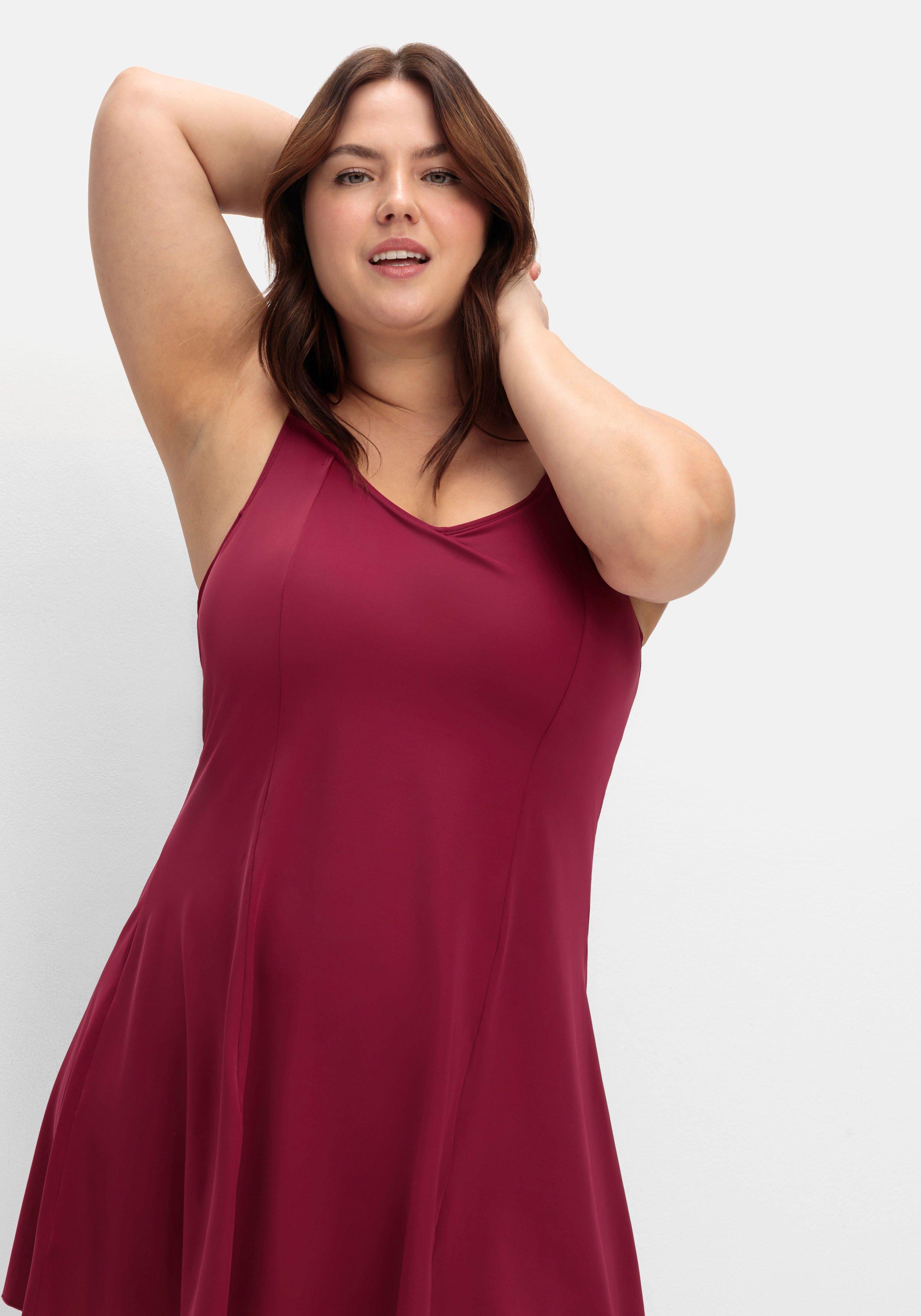 Badekleid mit V-Ausschnitt und integrierter Hose.