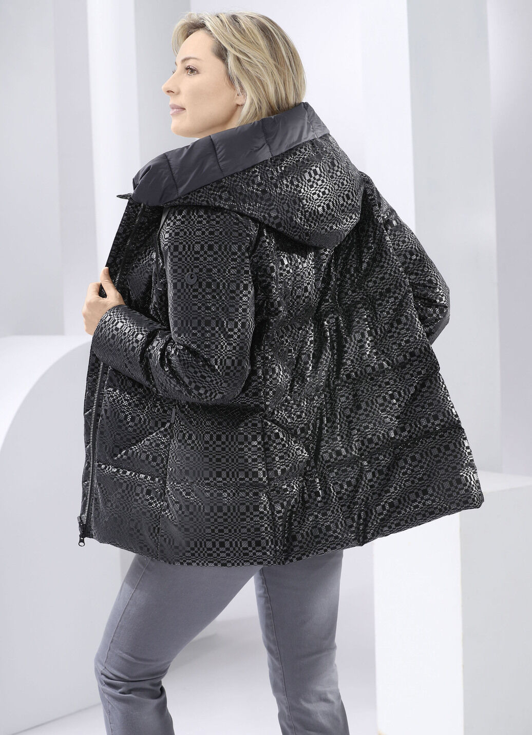 Funktionsjacke mit fester Kapuze