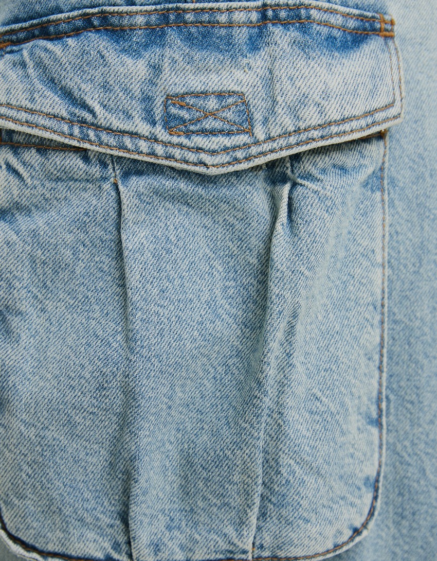 Calça cargo com vários bolsos