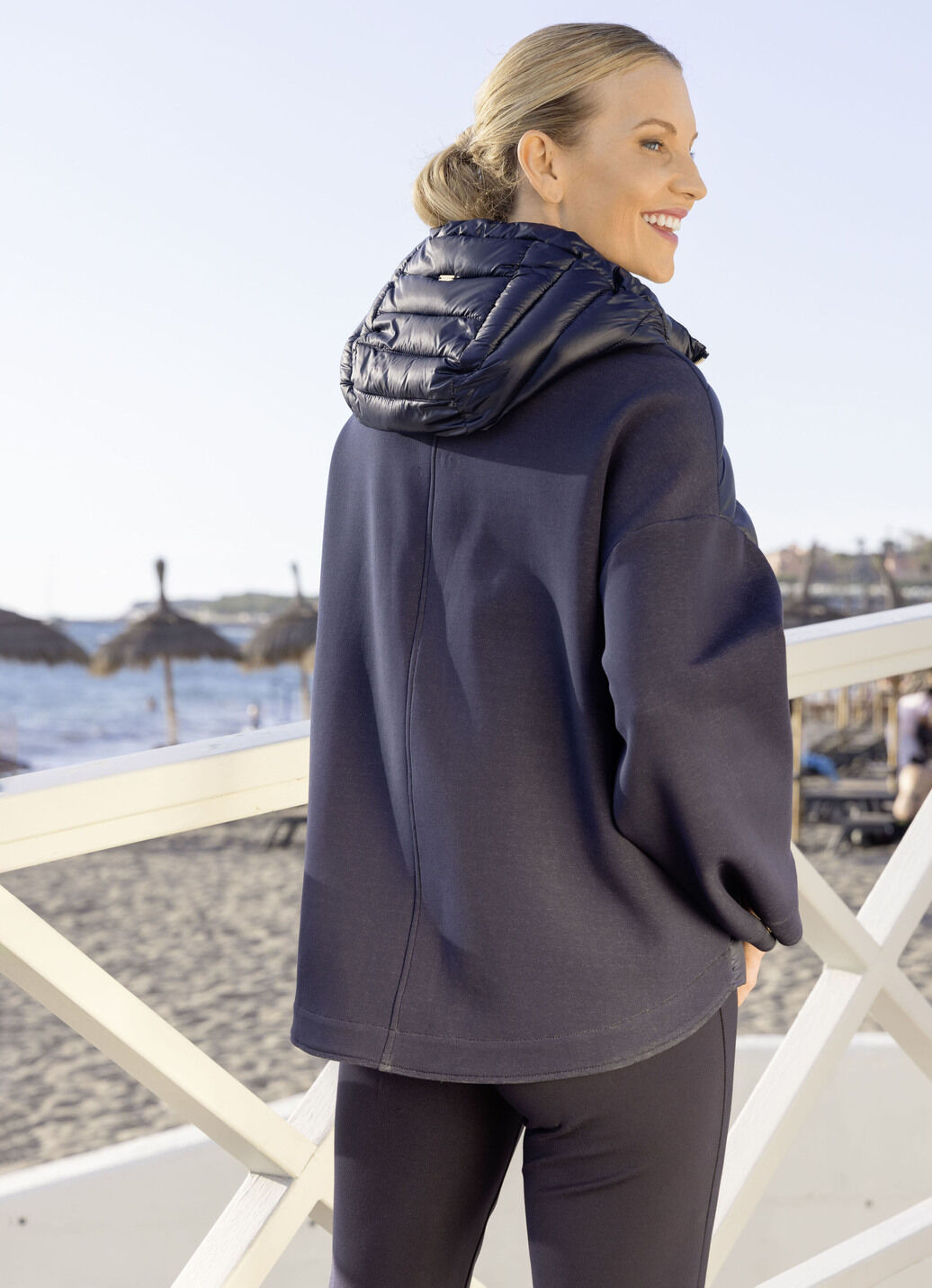 Jacke in trendaktuellem Materialmix