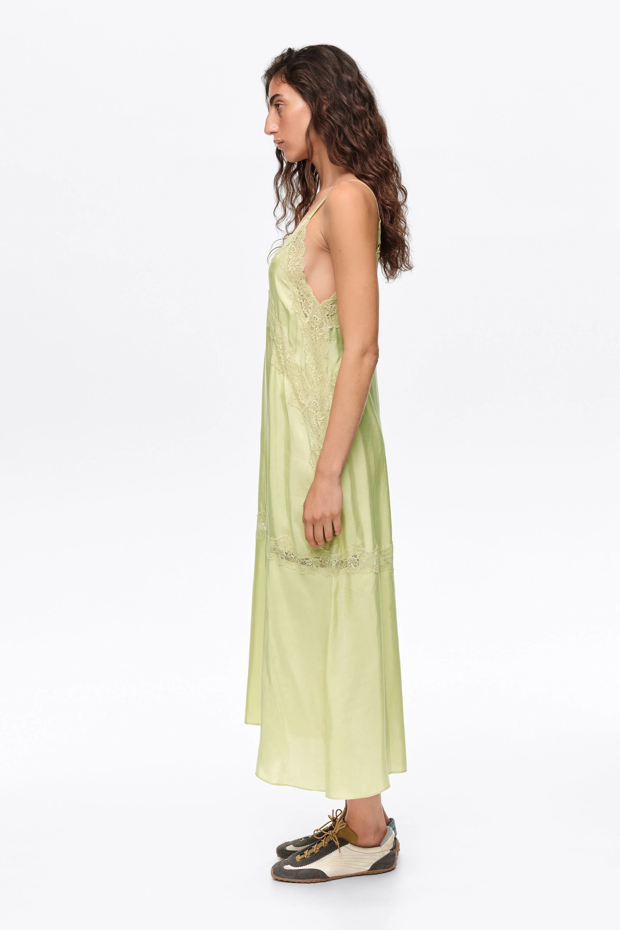 Vestido de alças verde-limão com detalhes em renda