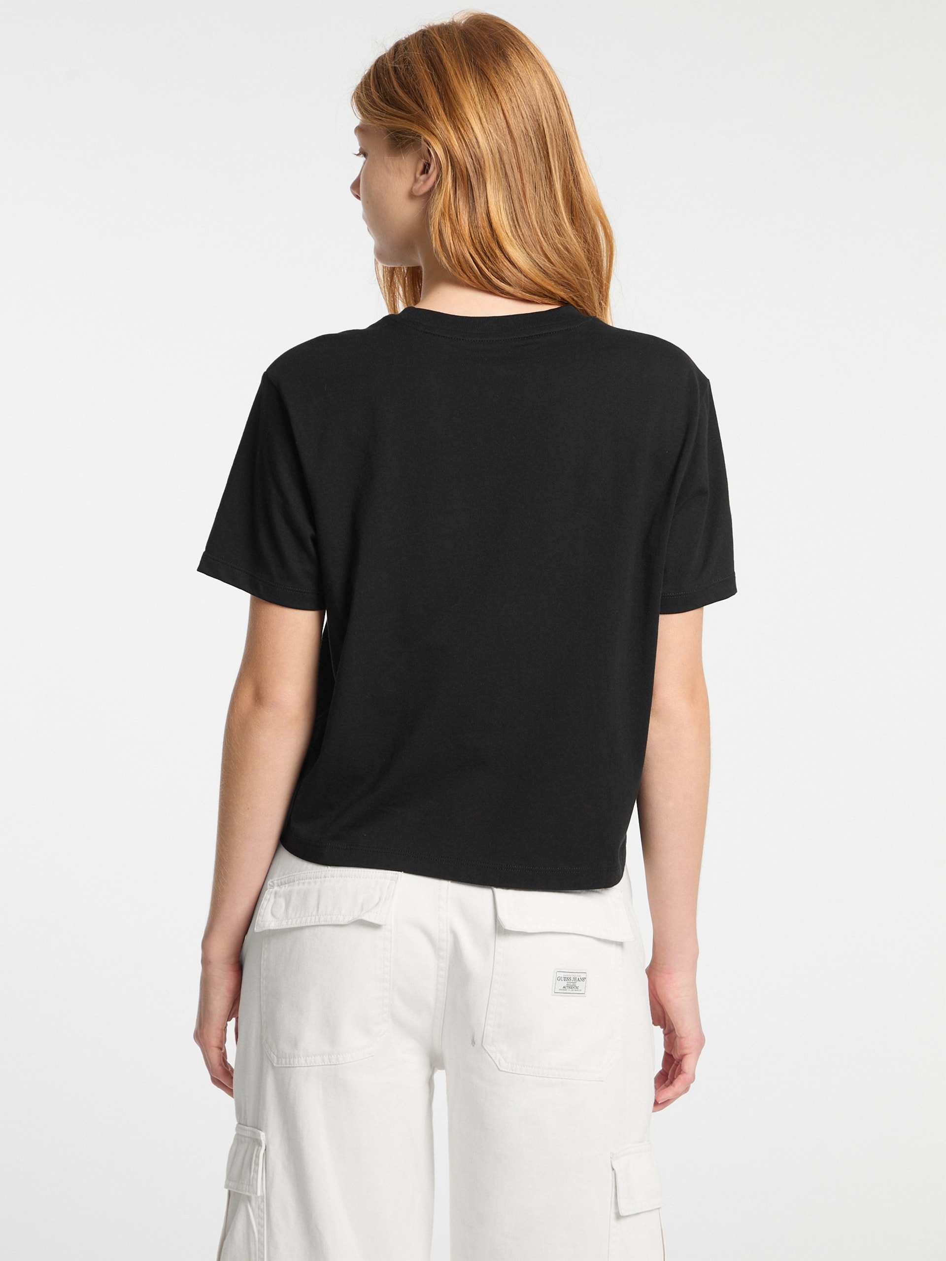 Camiseta com gola redonda e logo