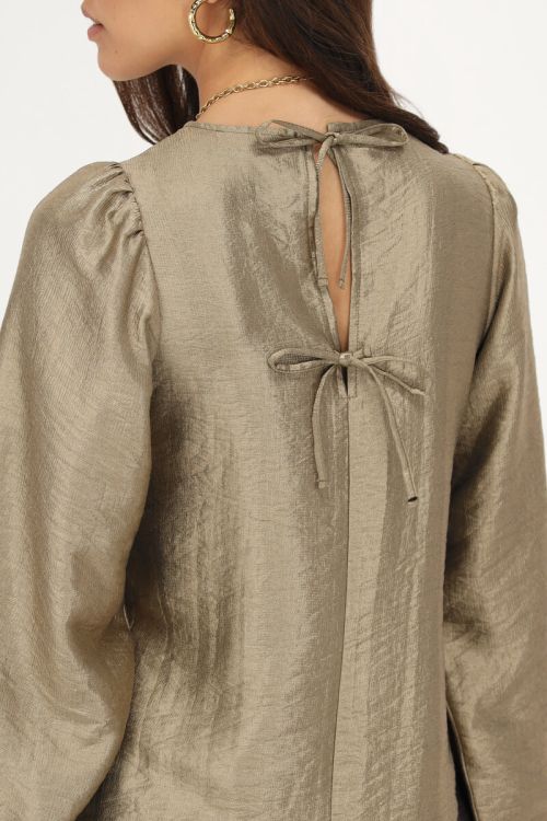 Bronzen jurk met pofmouwen en strikjes