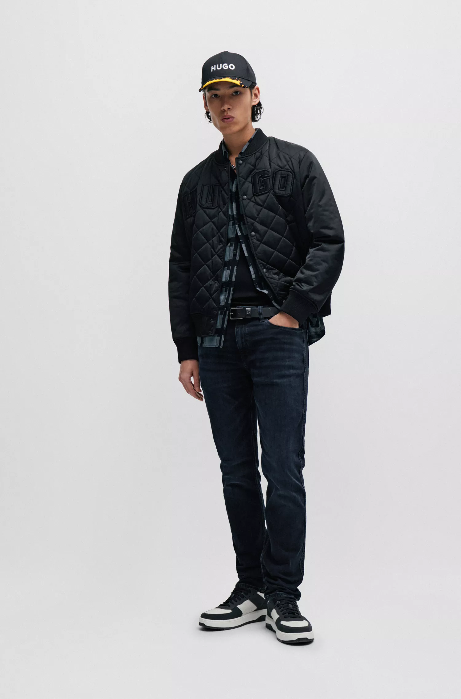 Calça jeans HUGO vermelha, corte slim, em denim stretch azul-preto.