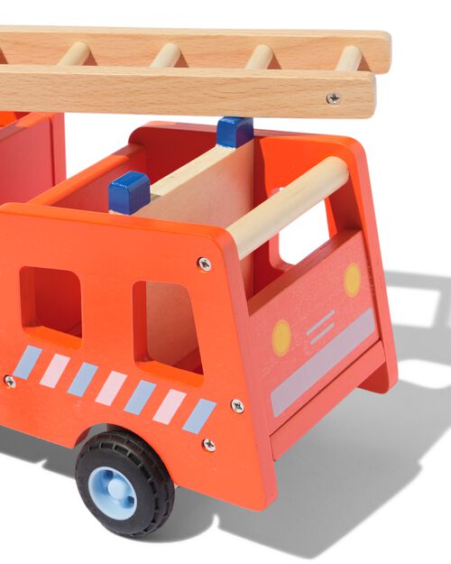 grand camion de pompiers en bois