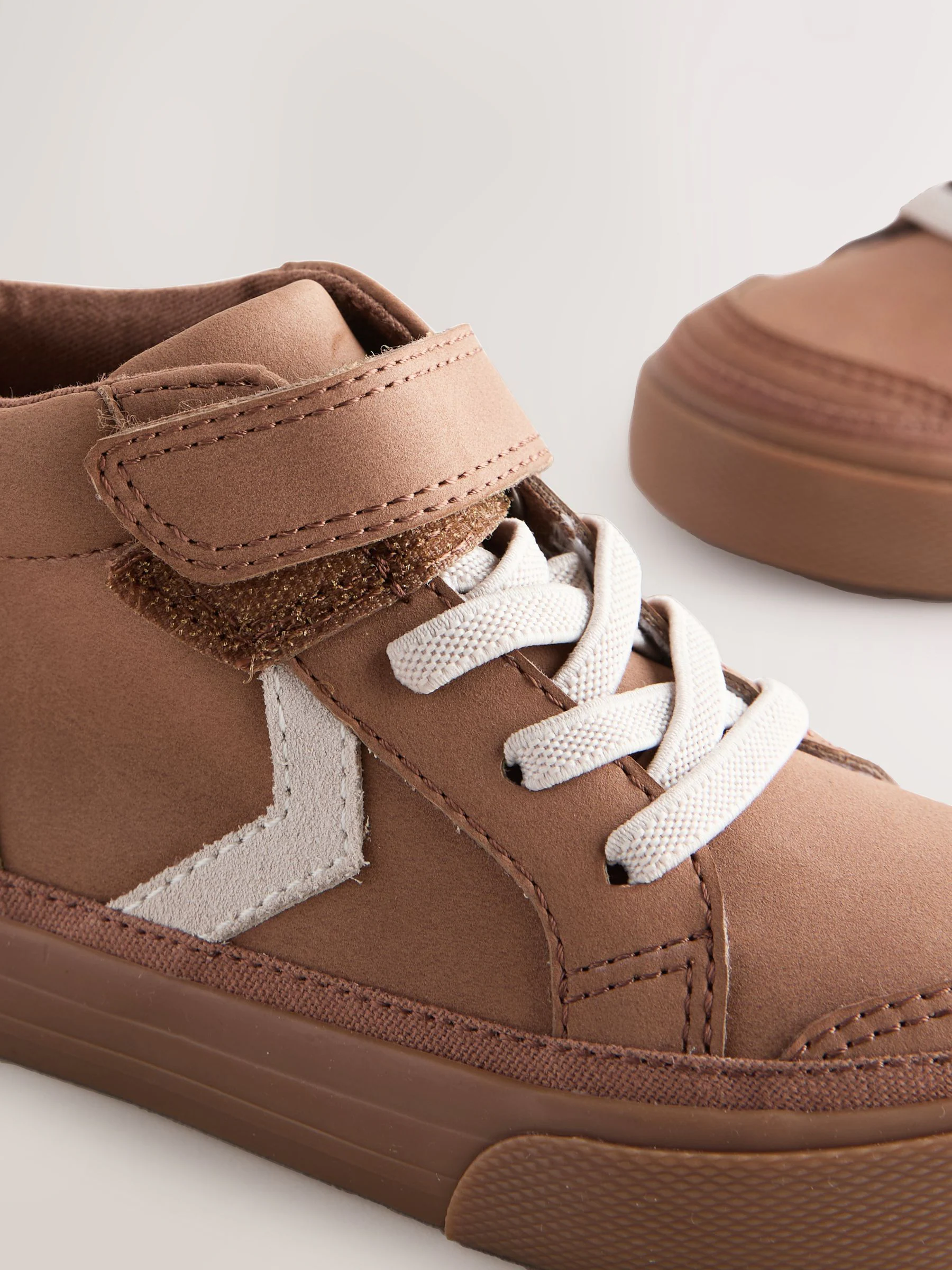Lichtbruin - Schoenen met klittenbandsluiting, elastische veters en zigzagdetail