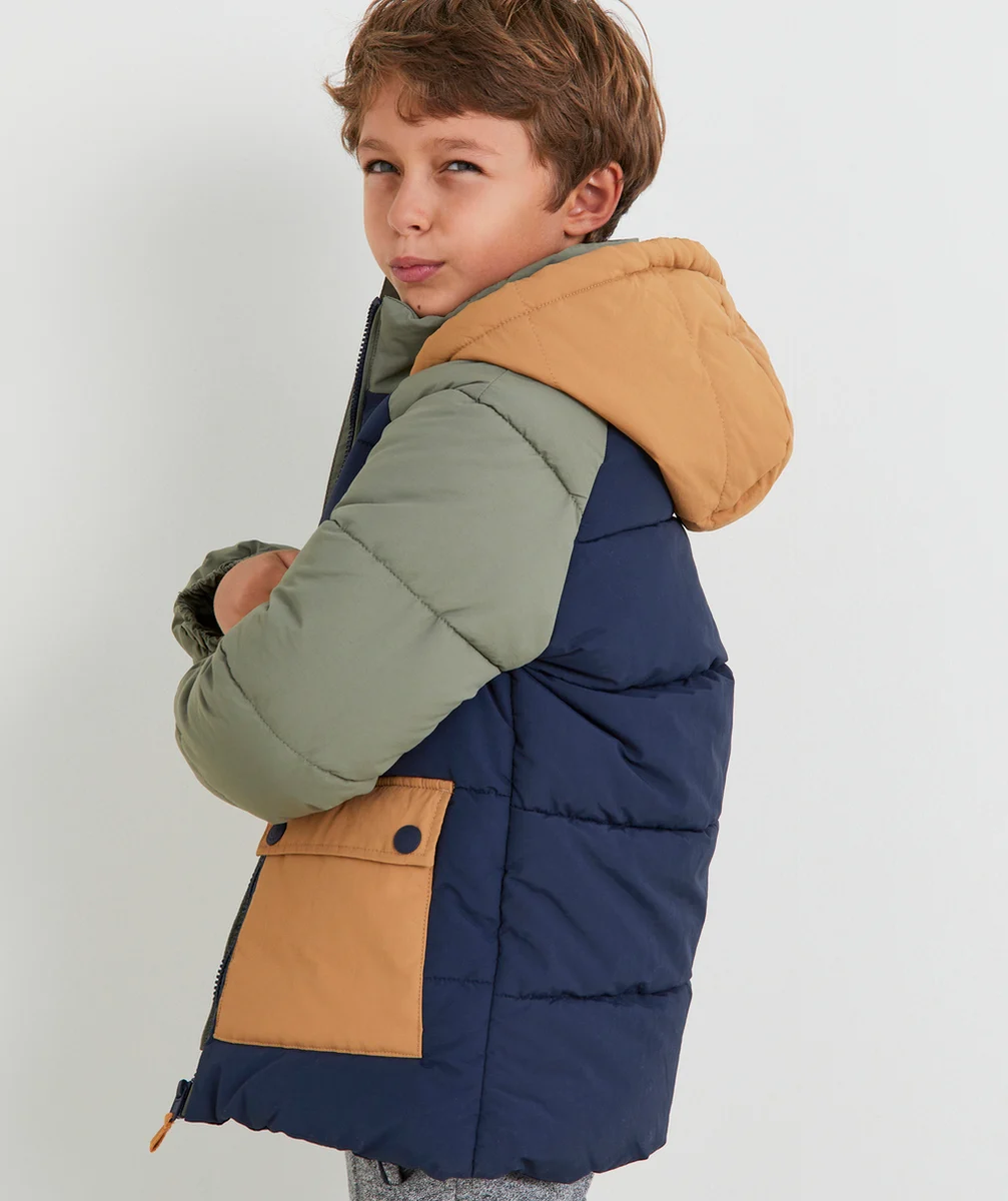 DOUDOUNE GARÇON EN REMBOURRAGE RECYCLÉ COLORBLOCK BLEU ET MARRON