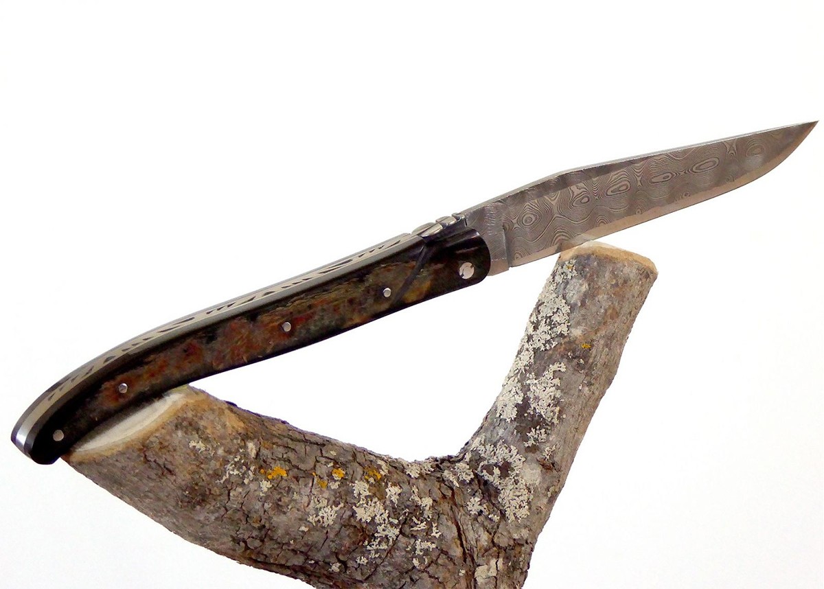 Couteau Laguiole avec une lame Damas et un manche en Corne de Bison