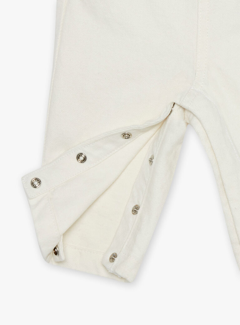 Salopette longue en denim écru avec broderie