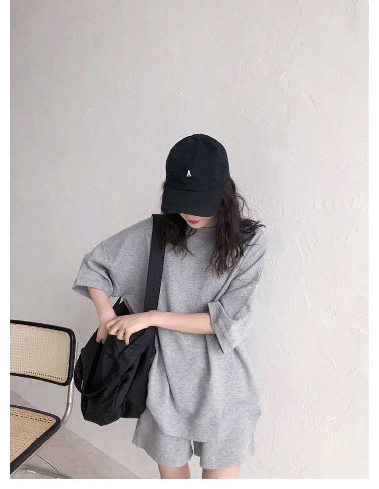 Hazie - Set: Effen oversized T-shirt met ronde hals en elleboogmouwen + shorts