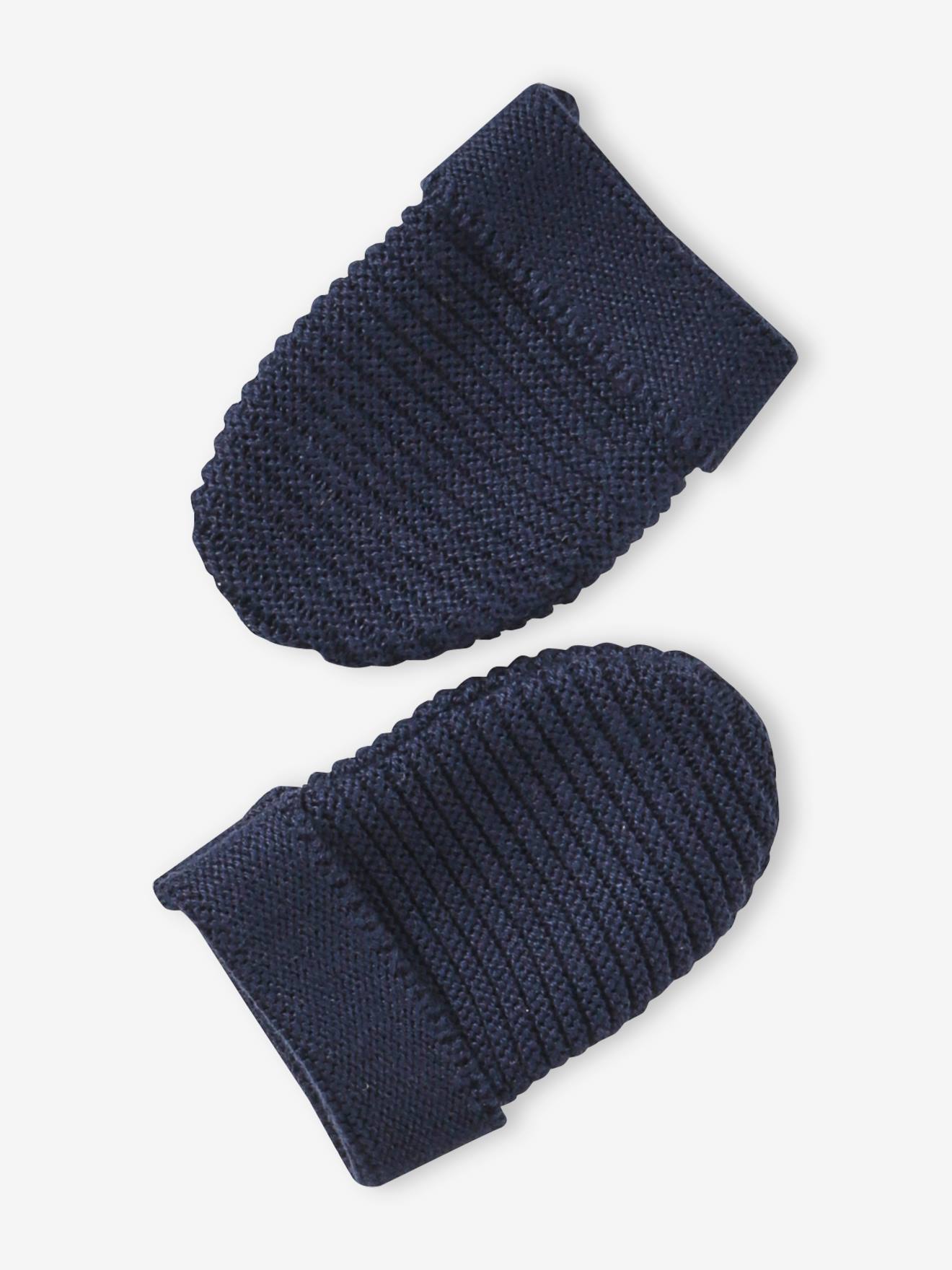 Conjunto para recém-nascido com gorro, luvas e sapatinhos, acompanhado de bolsa azul-marinho combinando.