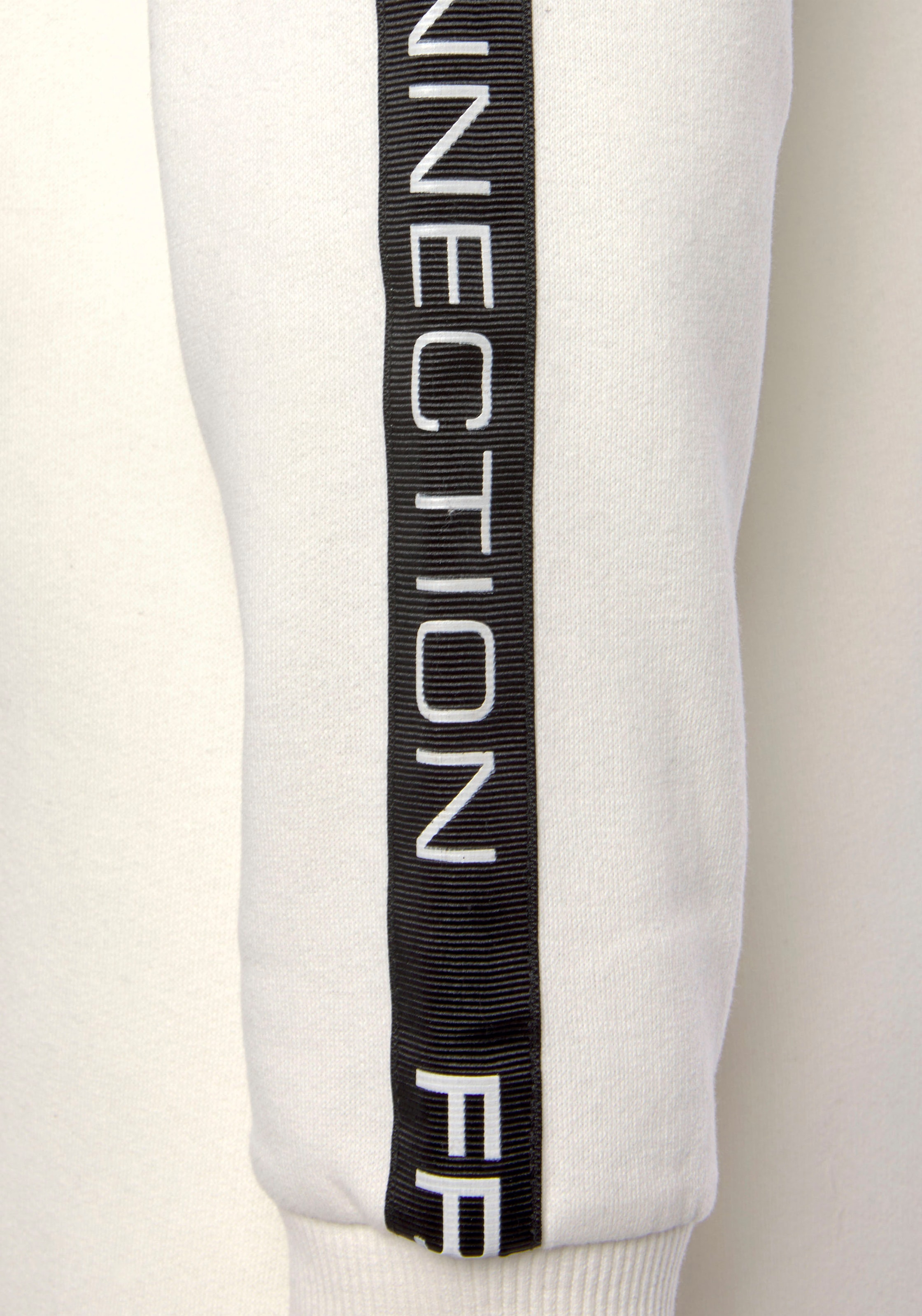 French Connection Sweatkleid mit Stehkragen und Logoprint Einsätzen auf den Ärmeln.