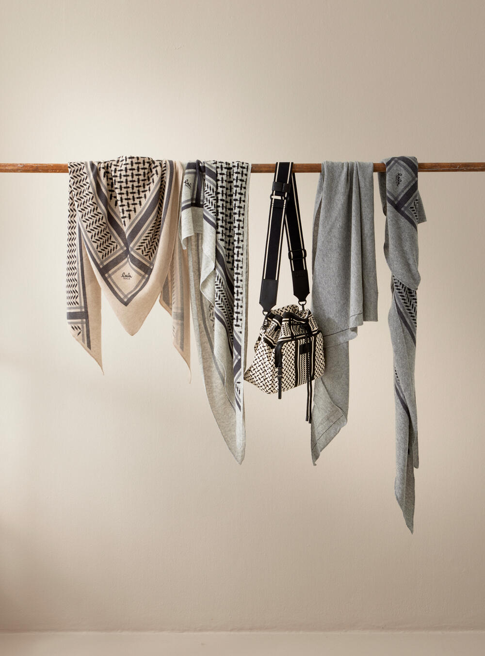 Lala Berlin  Triangle Solid M tørklæde - City/Middlegrey Melange