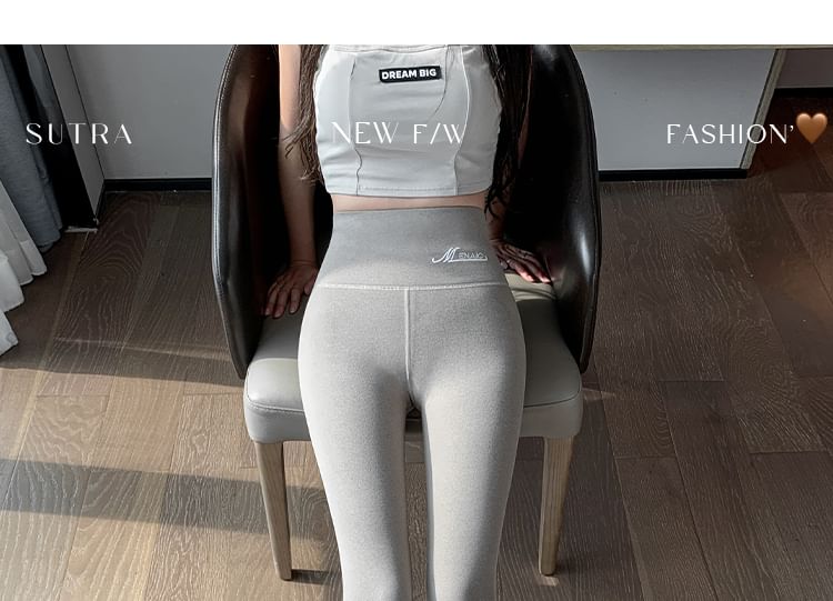 Gwendolyn - Cropped legging met hoge taille en geborduurde letters