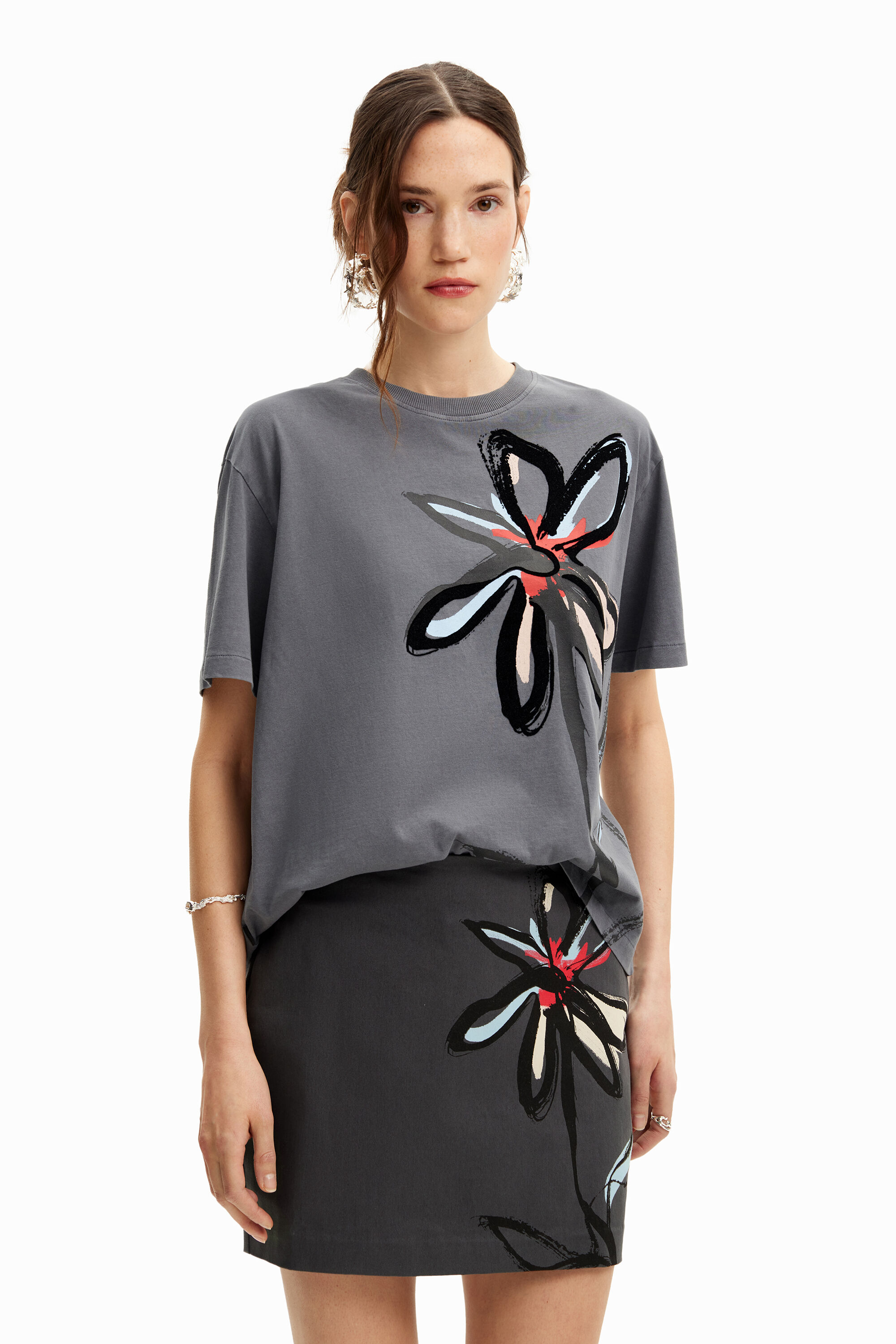 Camiseta com ilustração de flores