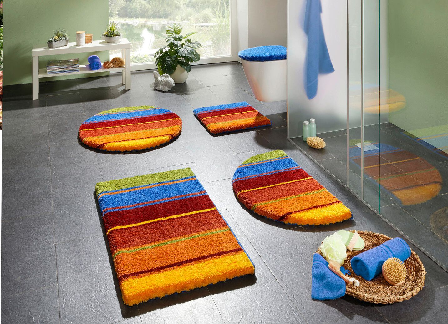 Bunte Badgarnitur aus dem Hause Grund