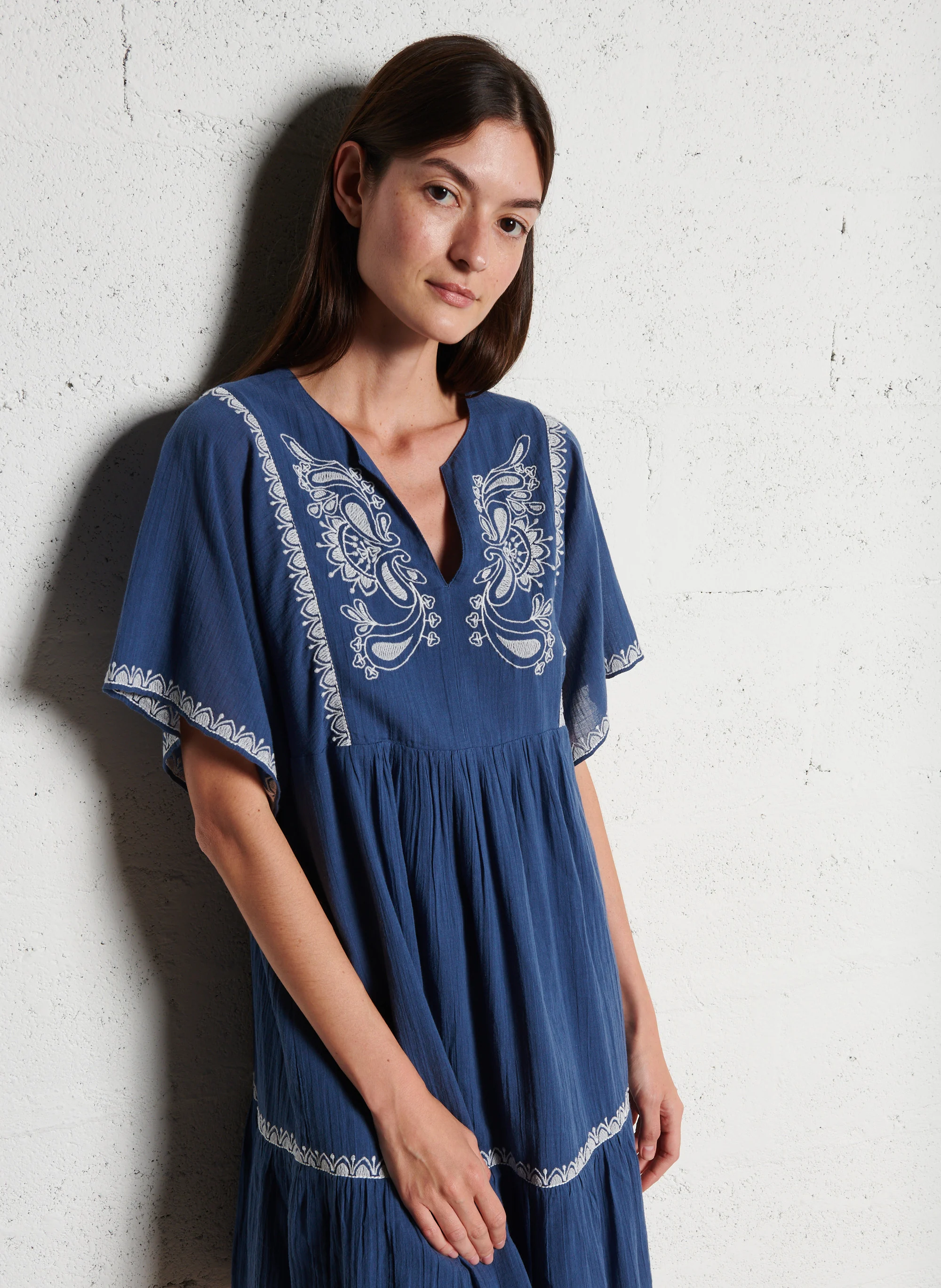 RALABAKA - Robe courte col V brodée en coton | Bleu