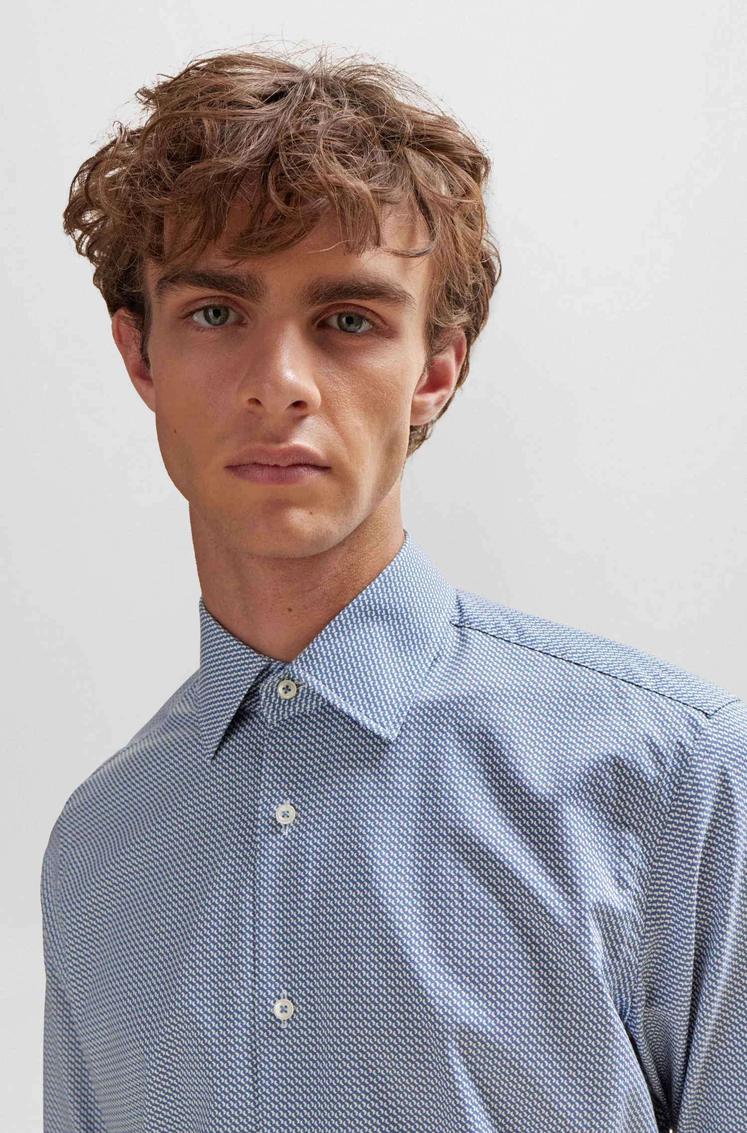 Camisa BOSS preta de corte regular em sarja com estampa geométrica