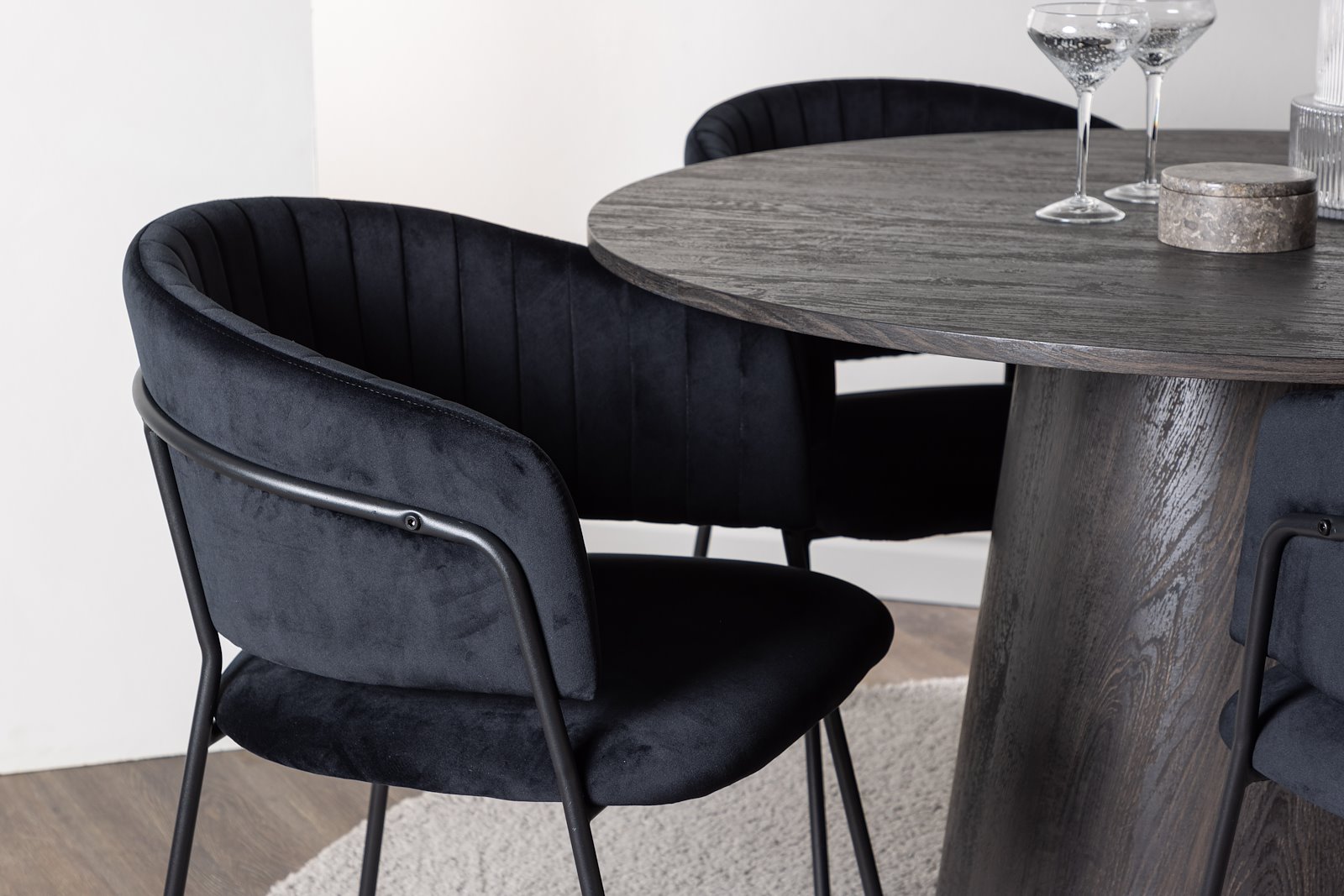 Lanzo og Selma Spisegruppe Lanzo rundt spisebord ø120cm i mocca med 4 stk. Selma med arm spisestoler i Sort fløyel og sorte ben.