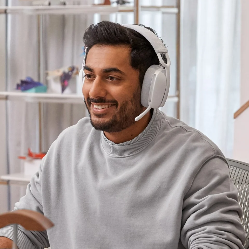 Logitech Zone Vibe 100 Trådløse over-ear letvægtshøretelefoner med støjreducerende mikrofon - OFF WHITE