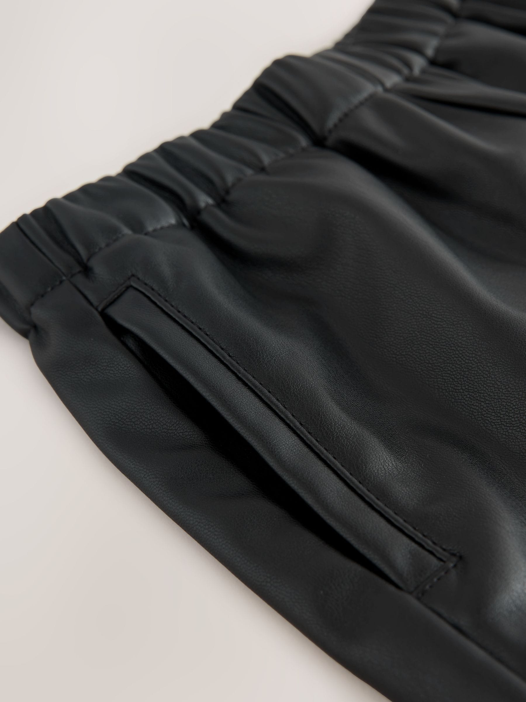 Zwart - Coated Shorts (3-16yrs)
